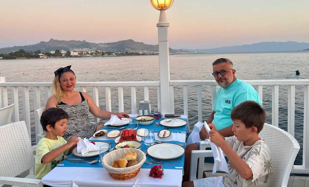 Derya Şen Ailesiyle Tatilde Ortaya Çıktı 